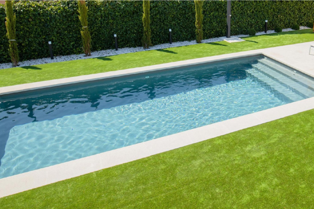 Piscina Volga: Minimalismo y Elegancia en sus Nuevos Tamaños 1 Piscina Volga