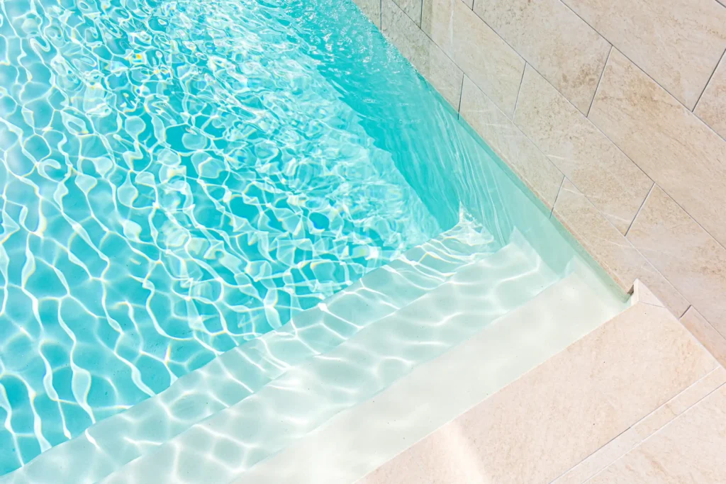 Cómo Quitar Algas de la Piscina de Forma Efectiva y Prevenir su Reaparición 6 quitar algas de piscina