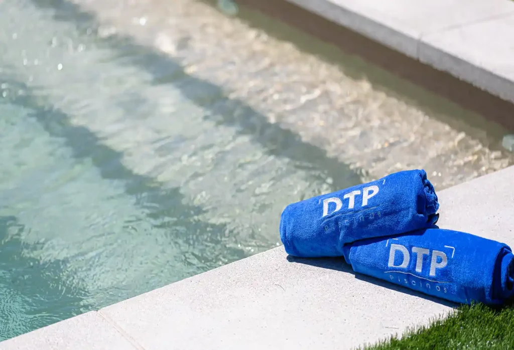 Consejos a la Hora de Comprar Escaleras para Piscinas 2 escaleras piscina