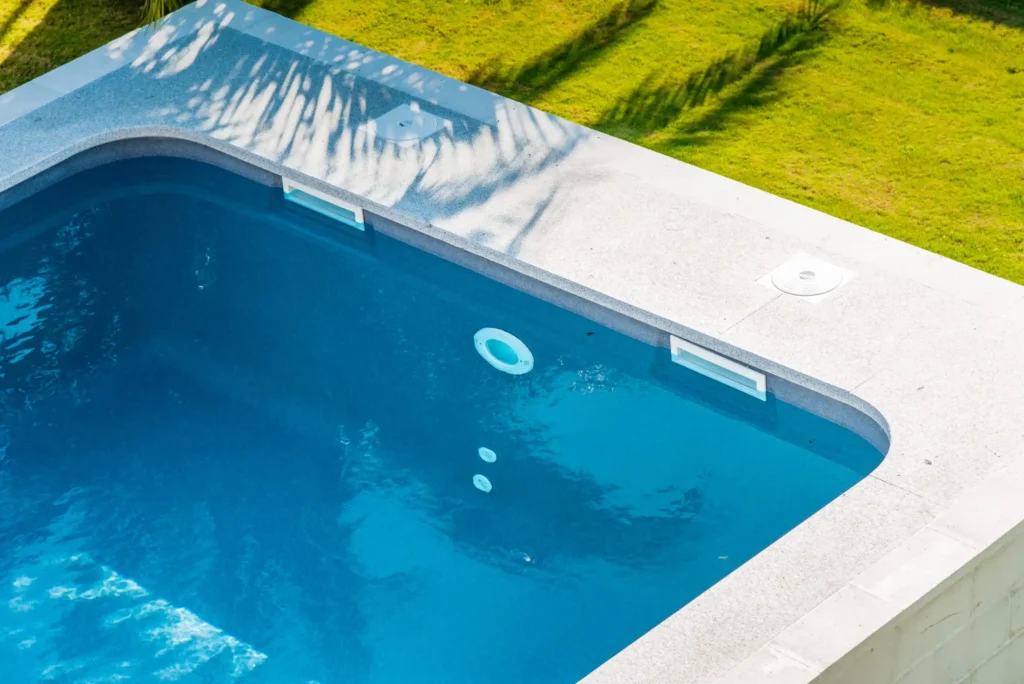 Cómo Quitar Algas de la Piscina de Forma Efectiva y Prevenir su Reaparición 2 quitar algas de piscina