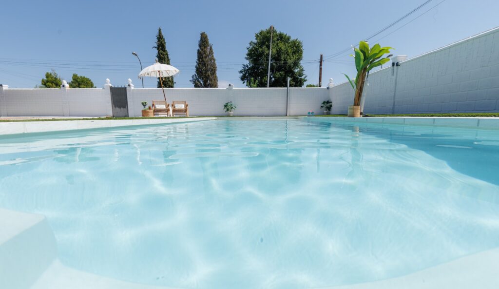 Piscinas de Cloro o Sal: ¿Cuál Elegir? Guía Completa de Ventajas y Desventajas 4 Piscinas de Cloro o Sal: ¿Cuál Elegir? Guía Completa de Ventajas y Desventajas 3