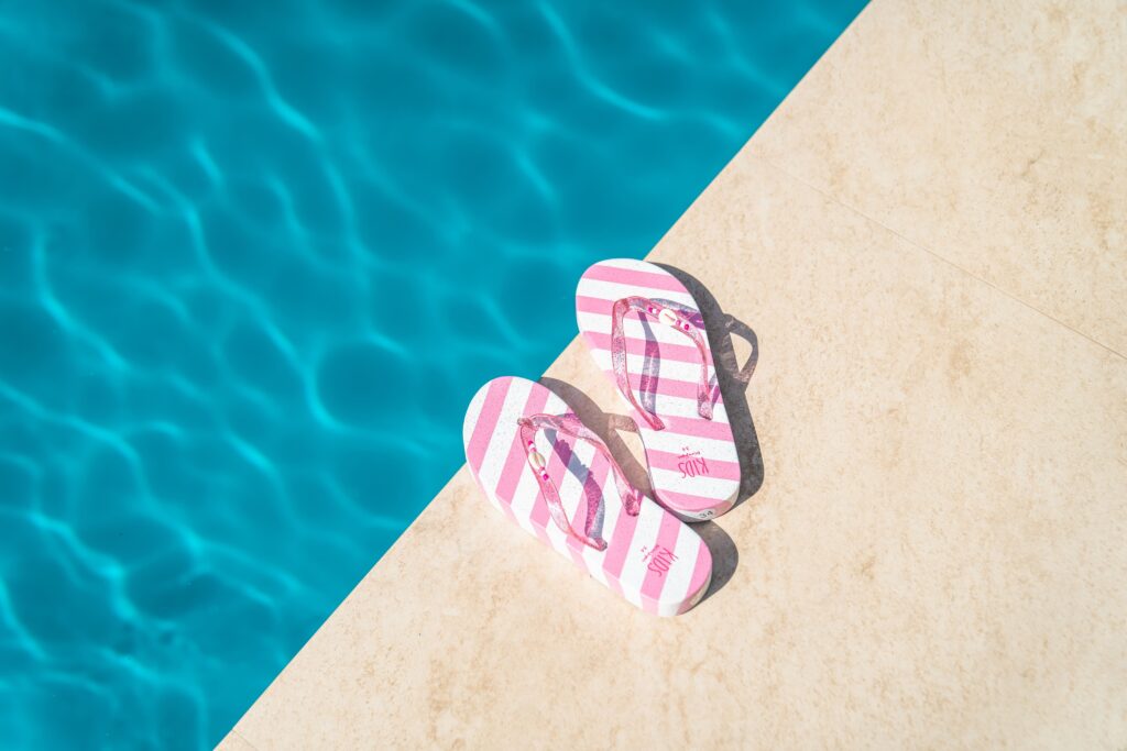 ¿Las piscinas de fibra necesitan licencia? Guía legal completa para evitar multas 2 chanclas en la piscina