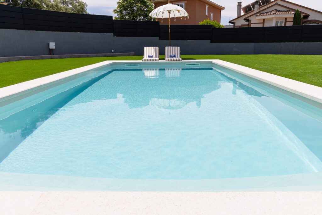 Tendencias en Piscinas 2026 1 piscina azul celeste