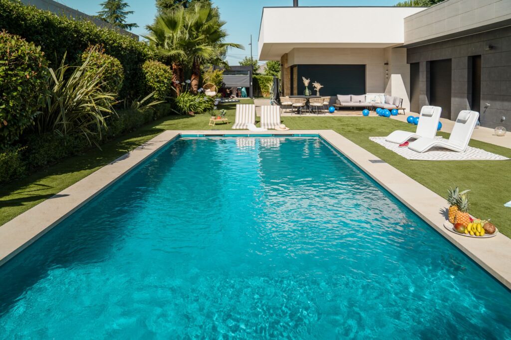 Beneficios mentales de la natación y tener tu piscina en casa 3 Piscina alargada