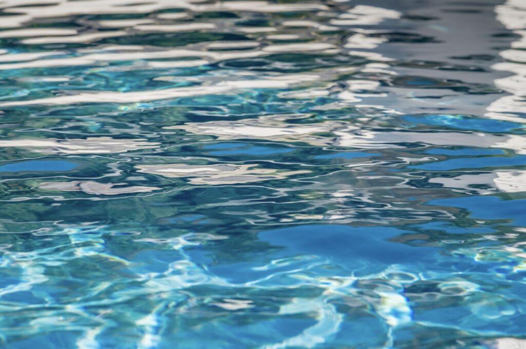 Limpiar grasa en la piscina