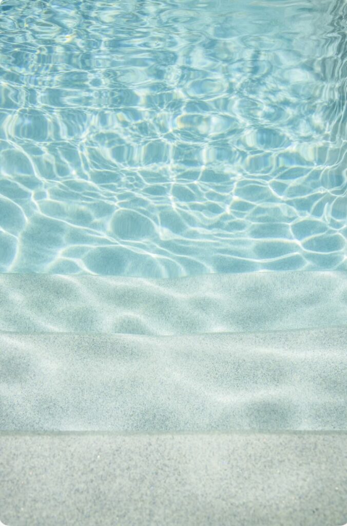 Cómo limpiar la grasa del borde de la piscina 3
