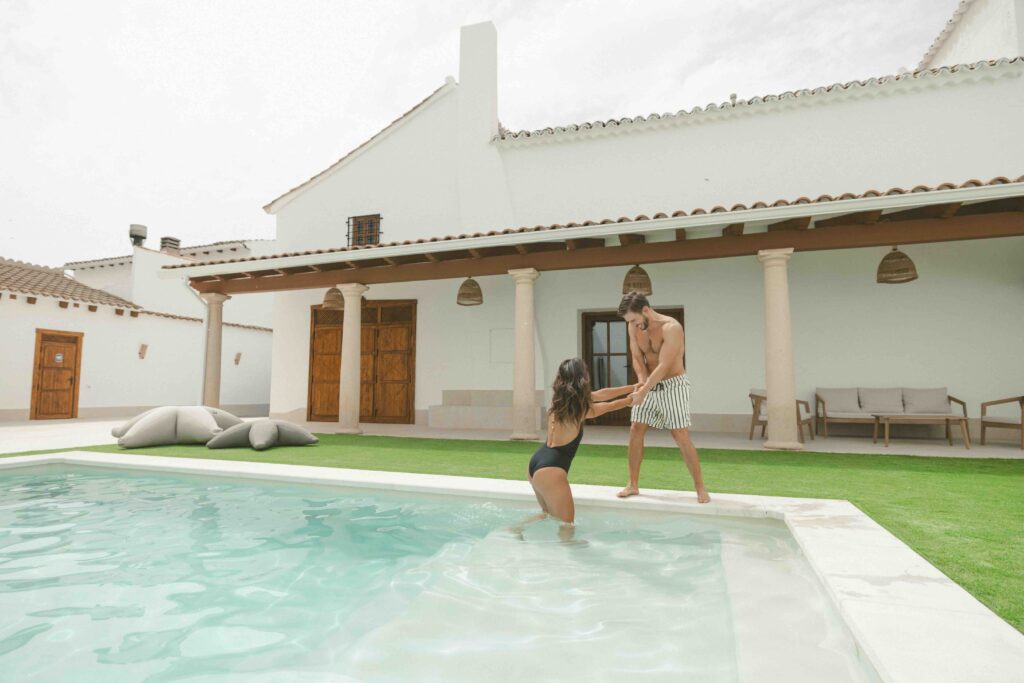 Juegos en piscina para adultos: las mejores ideas para 2 personas, grupos y piscinas pequeñas 6 Juegos en piscina para adultos: las mejores ideas para 2 personas, grupos y piscinas pequeñas 5